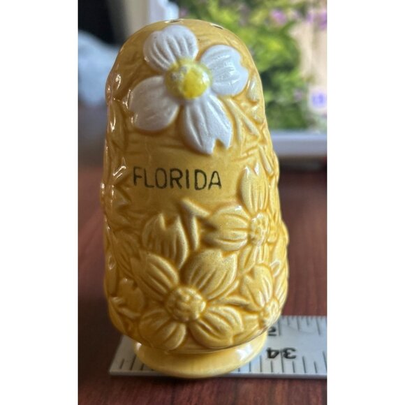 Vintage Yellow Florida Ceramic Flower Salt & Pepper Shakers Set Collectible - Picture 6 of 6